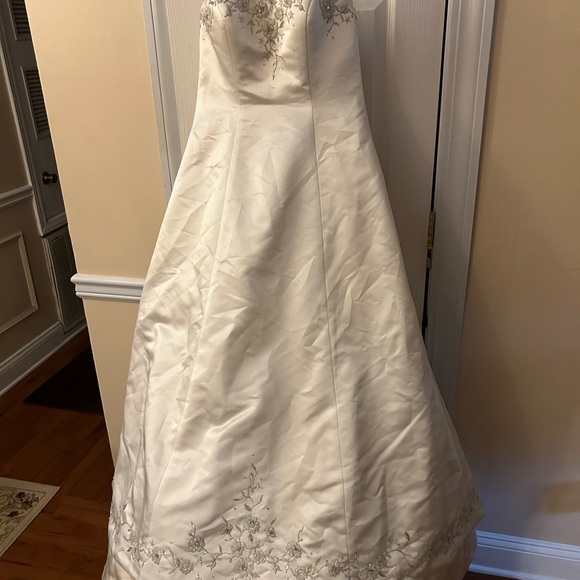 Beautiful Wedding Gown size 6 matching shoes size 7 - Picture 4 of 6